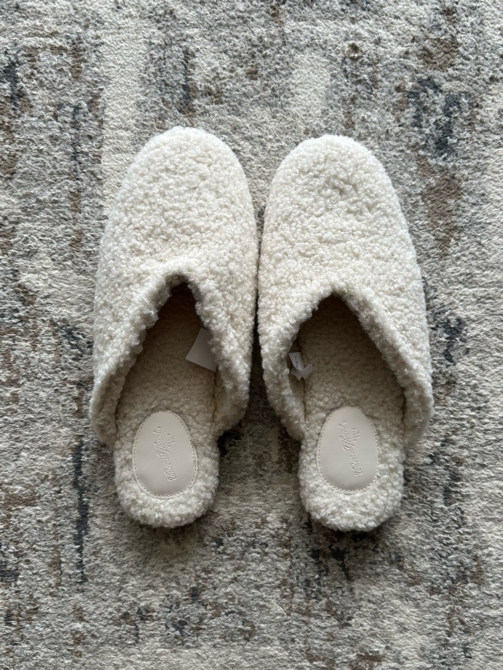 Universal Thread Slippers - Size 9